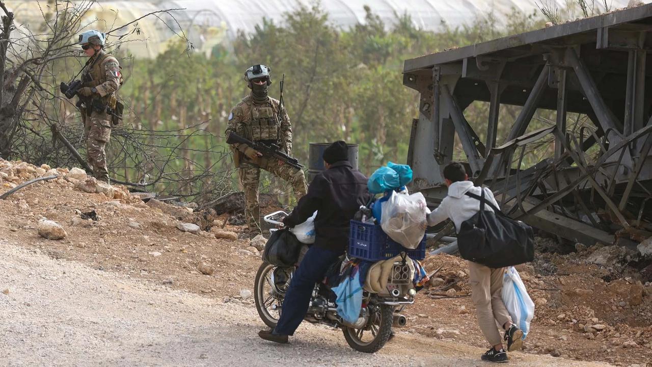 FOTO: Patroli Pasukan UNIFIL  di Tengah Kepulangan Warga Lebanon Selatan