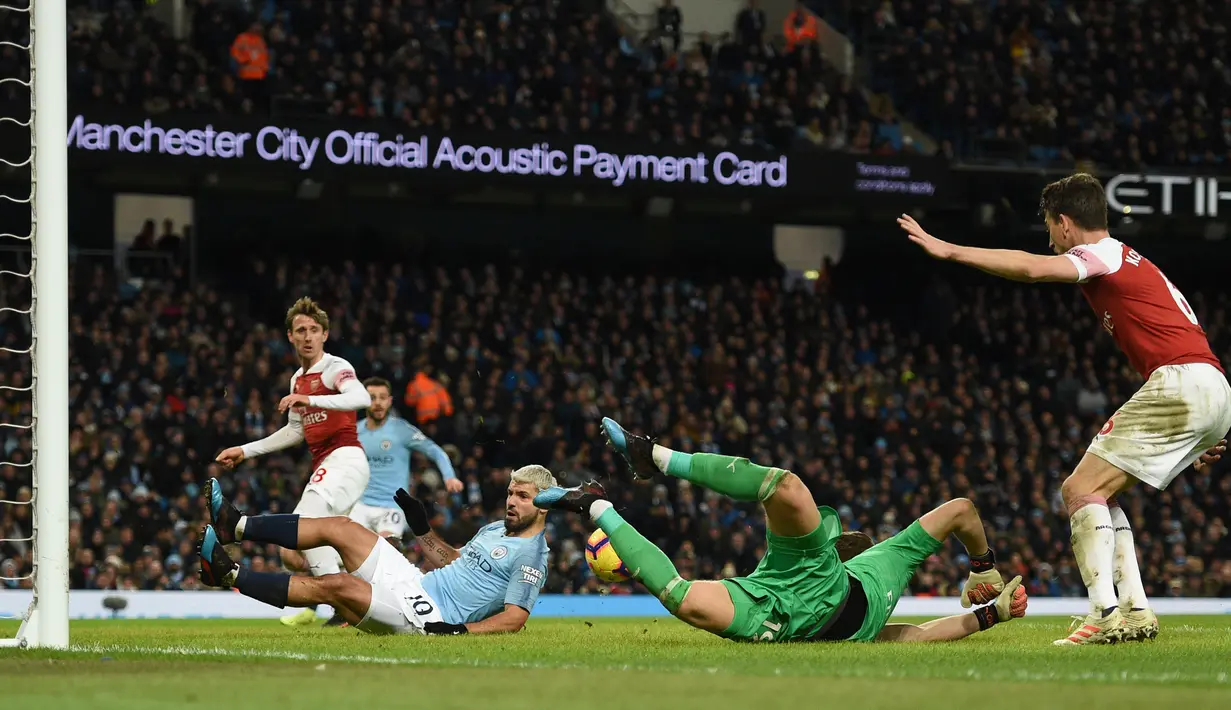 Striker Manchester City, Sergio Aguero mencetak gol ke gawang Arsenal pada Premier League di Stadion Etihad, Manchester, Inggris, Minggu (3/2). Aguero mencetak tiga gol. (OLI SCARFF/AFP)