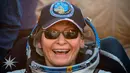 Senyum astronaut AS, Peggy Annette Whitson setelah berhasil mendarat di daerah terpencil di luar kota Dzhezkazgan, Kazakhstan, Minggu (3/9). Whitson kembali ke bumi setelah melakukan misi selama 665 hari di ISS. (Sergei Ilnitsky/Pool via AP)