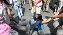 Petugas kepolisian menahan seorang demonstran saat aksi unjuk rasa kaum muda yang menuntut pengunduran diri Ketua Komisi Pemilihan Umum India, Gyanesh Kumar, di New Delhi, India, Sabtu (10/10/2026). (AP Photo/Vipin)