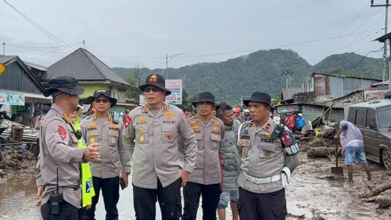 Irjen Pol Djati Wiyoto Abadhy saat meninjau banjir bandang Solok (Foto: Dok Antara)