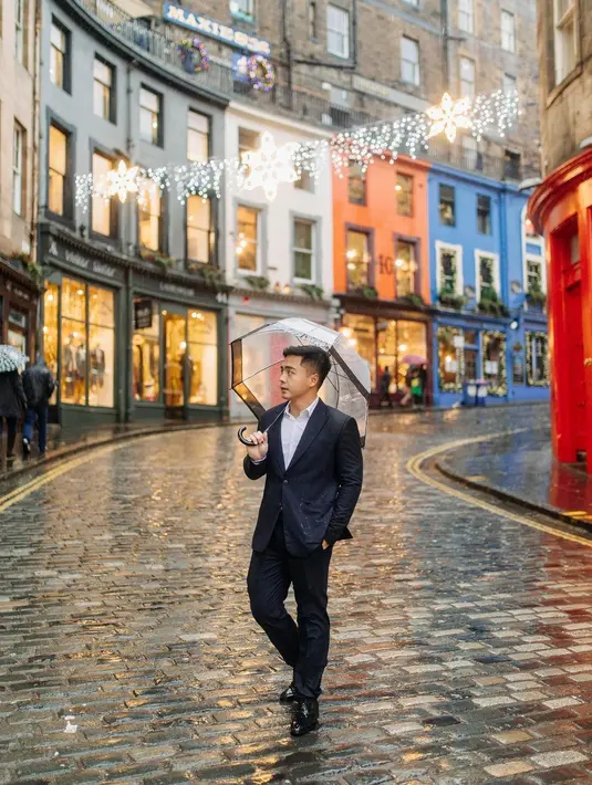 Sementara Arif Hidayat tampil semi formal dalam balutan setelan jas hitam, lengkap dengan pantofel [@gritteagathaa]