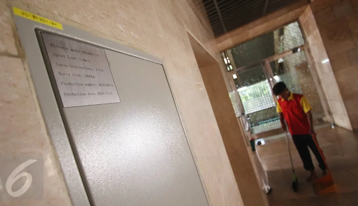 Tampilan lift khusus Raja Salman bin Abdul Aziz al-Saud di Masjid Istiqlal, Jakarta, Minggu (26/2). Selain lift istimewa, pihak pengurus Masjid Istiqlal juga membuat toilet khusus sesuai standar Kerajaan Arab Saudi. (Liputan6.com/Immanuel Antonius)