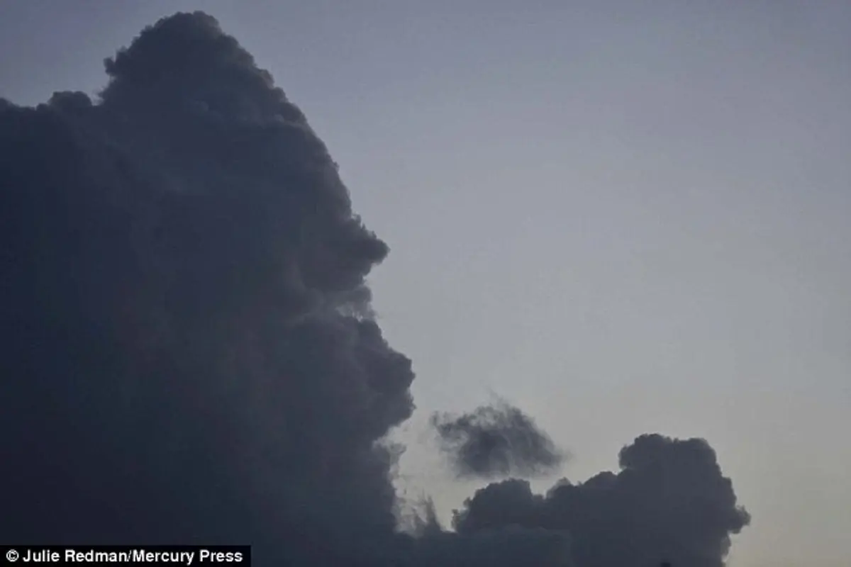 Penampakan Awan Misterius Mirip King Kong Batuk