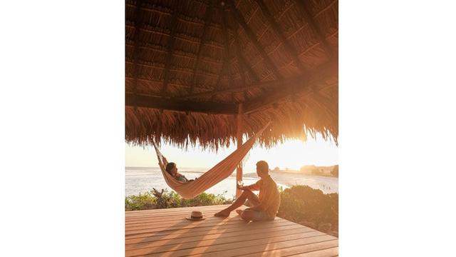 6 Potret Romantis Titi Kamal dan Christian Sugiono Saat Liburan