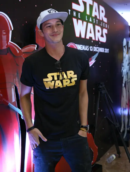 Apalagi selama ini, mantan suami Tamara Blezsynski itu tak pernah jauh dari keluarga saat merayakan natal. Pada tahun ini, Mike tak bisa pulang kampung lantaran kesibukannya. Bertepatan natal dan tahun baru, ia masih tetap kerja. (Nurwahyunan/Bintang.com)