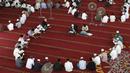 Para siswa mengenakan masker untuk membantu mengekang penyebaran COVID-19 saat membaca kitab suci Alquran di Masjid Attaqwa, Bekasi, Jawa Barat, Selasa (4/5/2021). Selama Ramadhan, umat muslim menahan diri dari makan, minum, merokok dan seks dari subuh hingga maghrib. (AP Photo/Achmad Ibrahim)