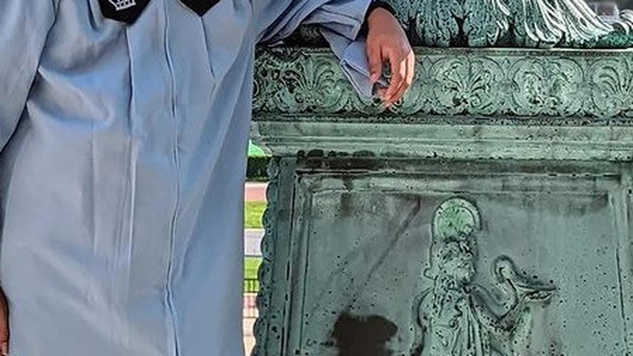 Ketetarikan Iman dalam dunia pendidikan tak main-main. Ia diketahui pernah mengenyam pendidikan di Universitas Harvard dan Columbia. Momen wisuda di dua universitas bergengsi ini pernah ia bagikan di Instagram.