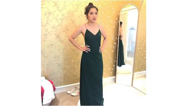 Tak hanya bersuara merdu, wanita 26 tahun ini juga memiliki paras cantik.