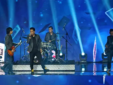 Penampilan grup band Armada saat konser Pesta Perak 25 Indosiar di Jakarta, Minggu (12/1/2020). Konser Pesta Perak 25 Indosiar menghadirkan deretan musisi kenamaan Tanah Air. (Liputan6.com/Herman Zakharia)