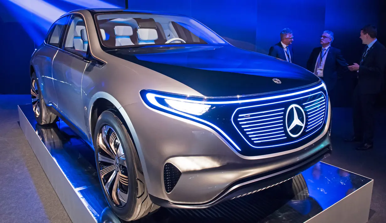 Tampilan dari mobil listrik Mercedes-Benz dengan 'Concept EQ' yang dipamerkan dalam acara peluncuran pabrik baterai Accumotive di Kamenz, Jerman (22/5). Mercedes-Benz ini merupakan sebuah SUV dengan penampilan futuristis. (AP Photo/Jens Meyer)