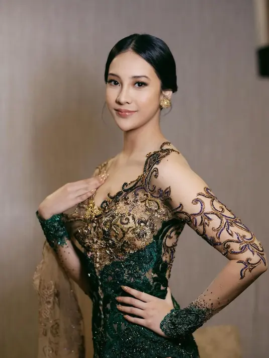 Anya Geraldine tampak cantik dengan gaya rambut sanggul modern dengan menyisakan beberapa helai rambut di depan telinganya. [Instagram/anyageraldine]
