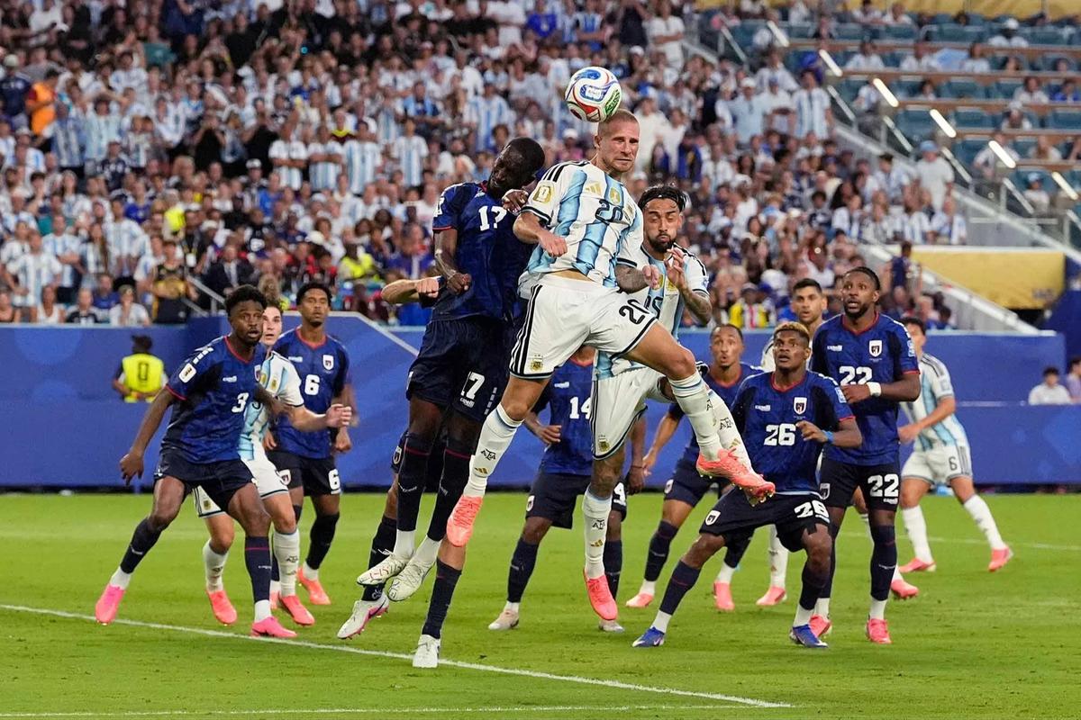 FOTO: Messi Bawa Argentina Melaju ke 16 Besar