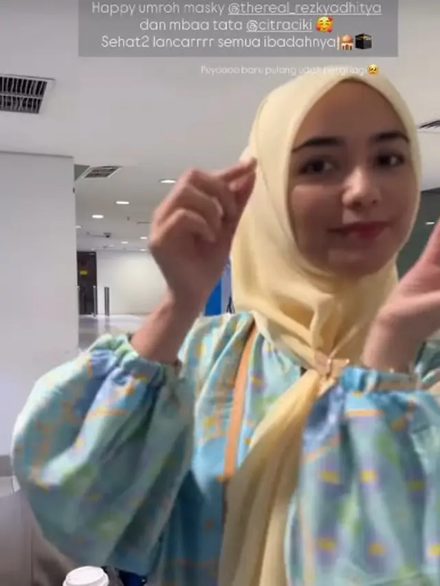 Citra Kirana Pakai Gamis Biru saat Berangkat Umrah (Foto: Instagram @citraciki)