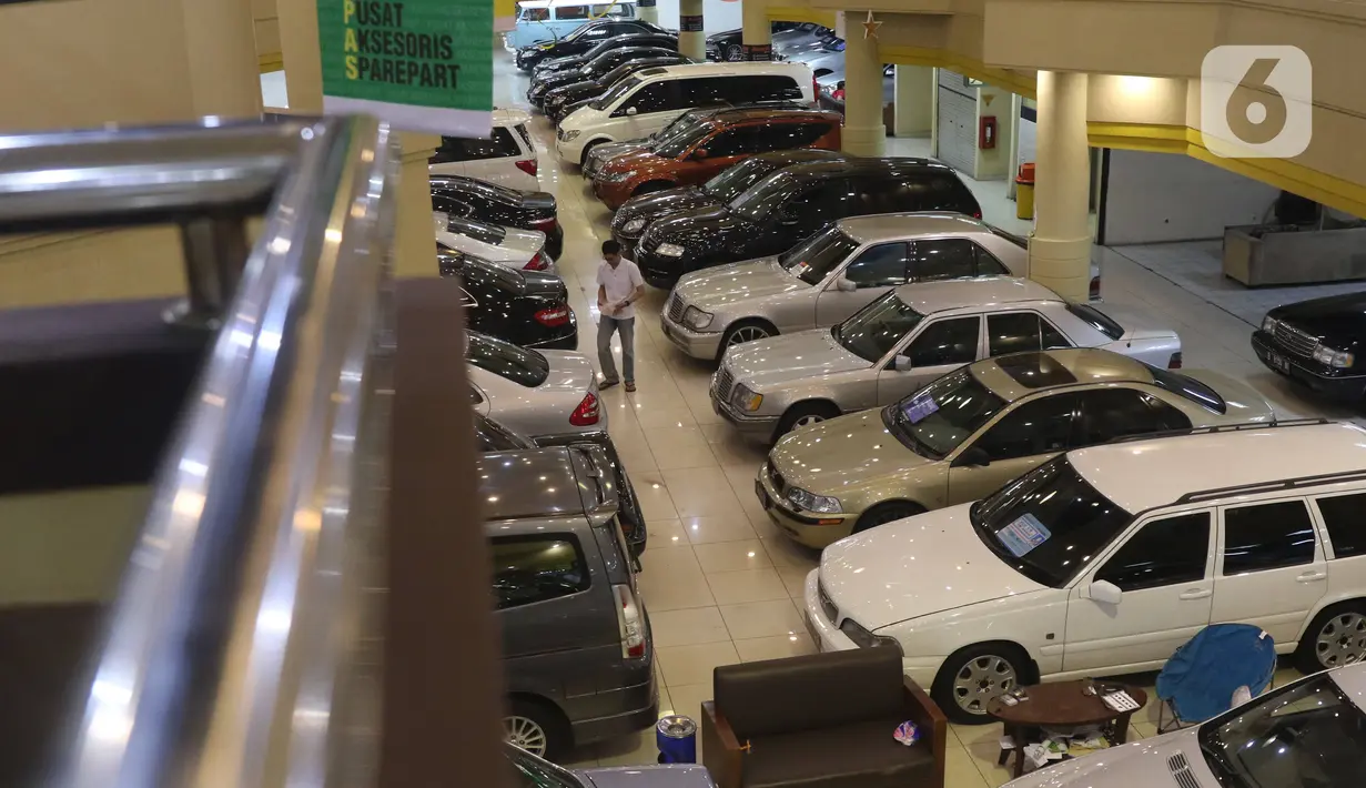 Pedagang mengelap mobil bekas yang dijual di Jakarta, Senin (24/2/2020). Realisasi penjualan mobil bekas pada Januari 2020 mencapai 2.100-an unit, menurun 8,69 persen dibandingkan penjualan pada Januari 2019 yang mencapai 2.300 unit. (Liputan6.com/Angga Yuniar)