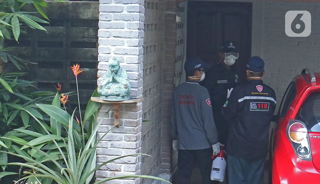 Petugas Dinkes Kota Depok melakukan sterilisasi dan evakuasi pekerja dirumah terjangkit virus corona  yang masih bertahan dirumah di Depok, Jawa Barat, Senin (2/3/2020). Dinkes Depok mengevakuasi pekerja untuk dibawa ke RSPI Sulyanti Saroso guna dilakukan pengecekan. (Liputan6.com/Herman Zakharia)