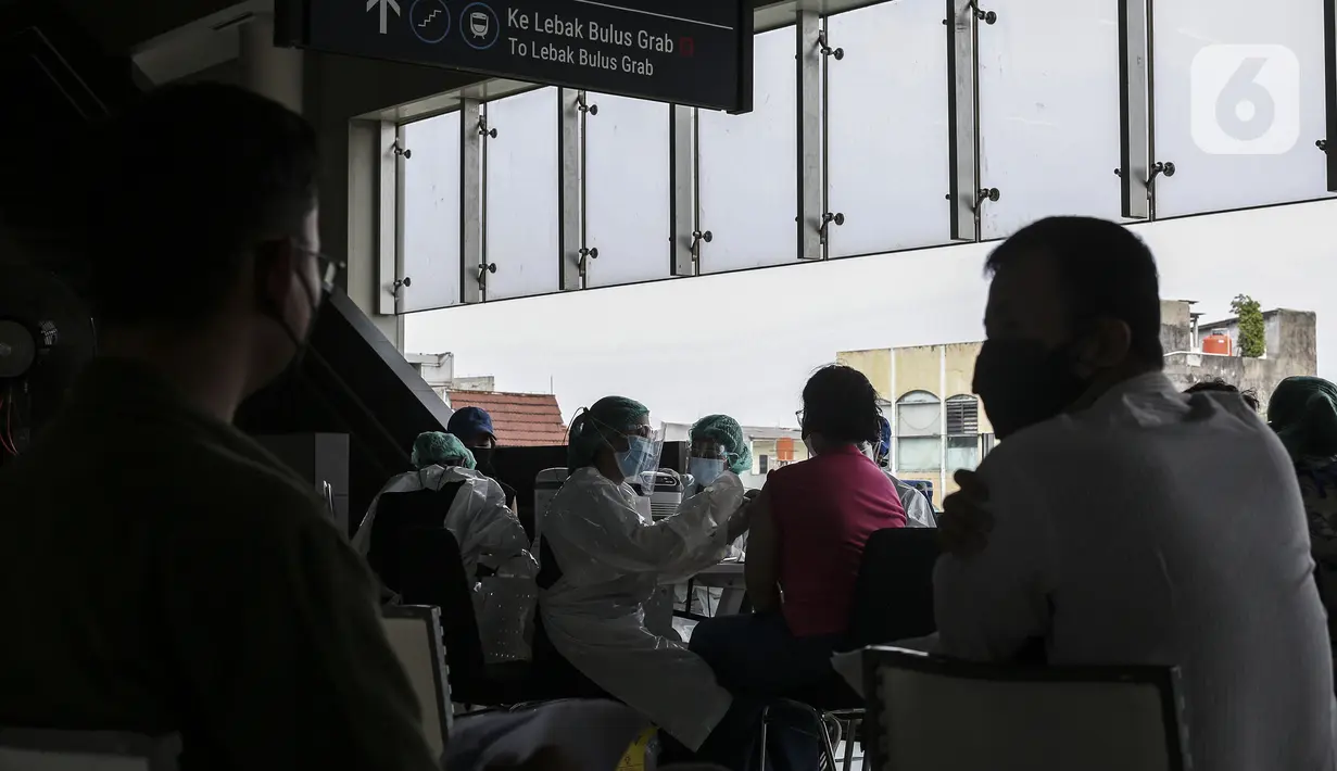Warga menjalani vaksinasi COVID-19 gratis di Stasiun MRT, Jakarta, Jumat (23/7/2021). Penyuntikan vaksin COVID-19 dosis pertama tersebut menargetkan 1.800 peserta. (Liputan6.com/Johan Tallo)