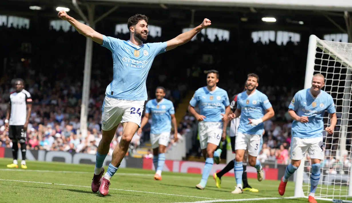 Pemain Manchester City, Josko Gvardiol, merayakan gol ke gawang Fulham pada laga pekan ke-37 Premier League di Craven Cottage, Sabtu (11/5/2024). (AP Photo/Kirsty Wigglesworth)
