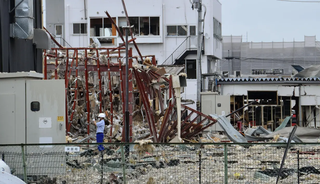 Penyelidik bekerja di lokasi ledakan di Koriyama, Prefektur Fukushima, Jepang utara, Kamis, (30/7/2020). Setidaknya lebih dari puluhan orang terluka dan dibawa ke rumah sakit setelah ledakan akibat kebocoran gas menghantam dinding, jendela, dan bangunan di lingkungan tersebut. (Berita Kyodo via AP)