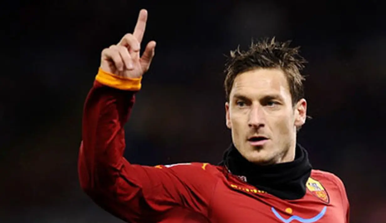 Striker dan kapten AS Roma Francesco Totti membuka kemenangan pada saat Giallorossi menghantam Cagliari 3-0 pada lanjutan Serie A, 22 Januari 2011.AFP PHOTO/Filippo MONTEFORTE