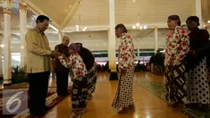 Seorang abdi dalem anak mengikuti syawalan bersama Sultan HB X di Bangsal Kepatihan Yogyakarta, Kamis (14/7). Syawalan diikuti oleh abdi dalem keparajan wilayah Provinsi DIY. (Liputan6.com/ Boy Harjanto)