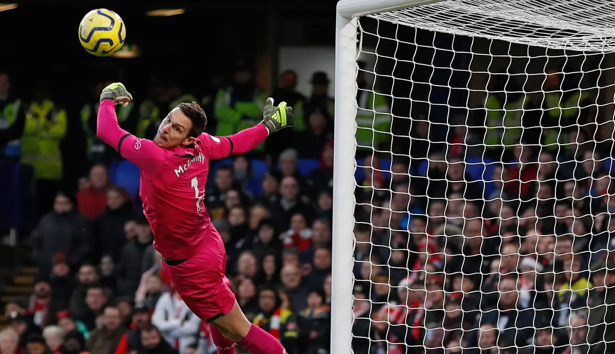 Kiper Southampton Alex McCarthy melakukan penyelamatan saat menghadapi Chelsea pada pertandingan Liga Inggris di Stamford Bridge, London, Kamis (26/12/2019). Southampton mengalahkan Chelsea 2-0.  (Adrian DENNIS/AFP)