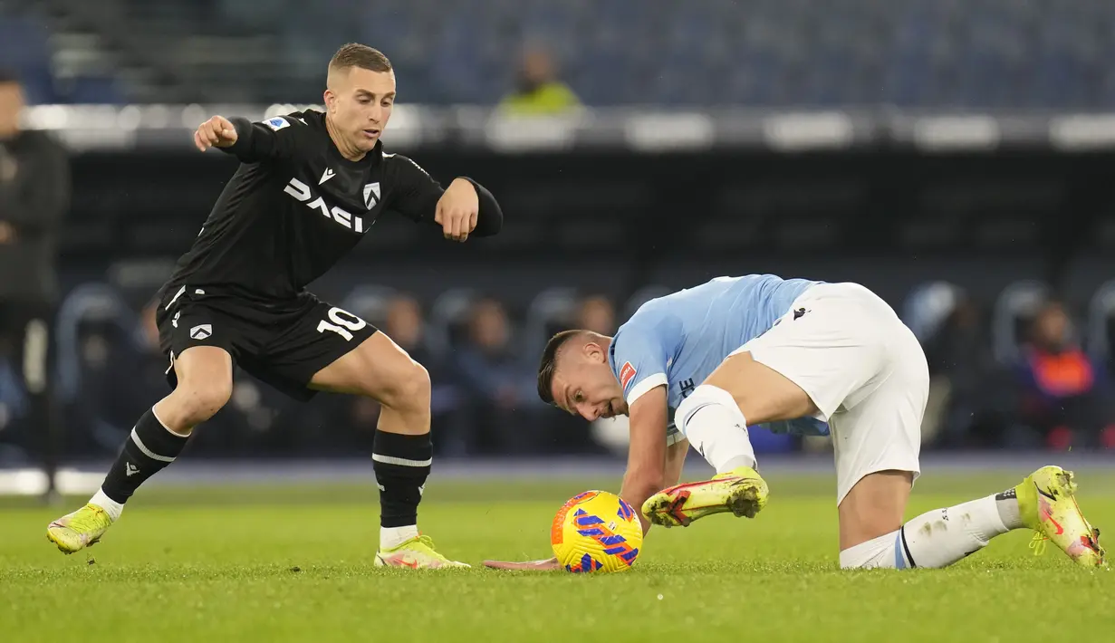 Gelandang Lazio Sergej Milinkovic-Savic berebut bola dengan penyerang Udinese Gerard Deulofeu pada pekan ke-15 Liga Italia di Olimpico Stadium, Jumat (3/12/2021). Lazio harus puas berbagi poin setelah ditahan imbang Udinese 4-4. (AP Photo/Gregorio Borgia)