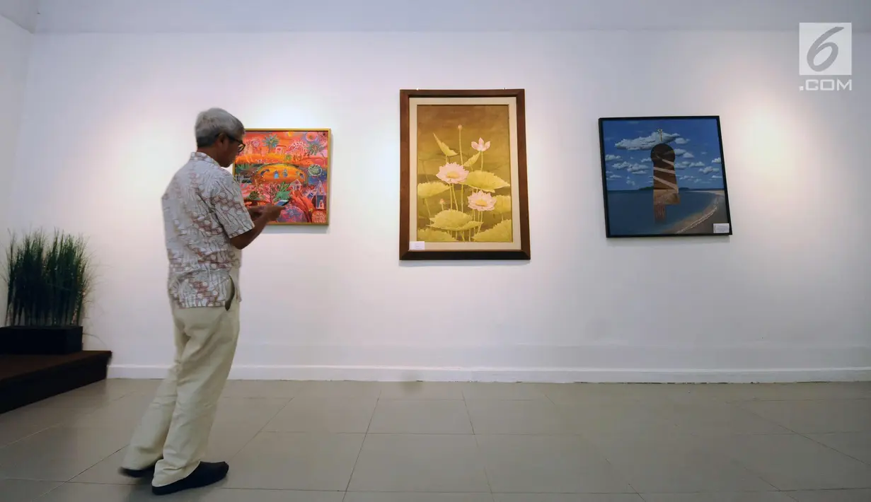 Sejumlah lukisan milik pejabat dipajang saat open house lelang sukarela di Galeri Nasional, Jakarta, Selasa (27/2). Lelang barang pribadi itu merupakan peringatan 110 tahun Lelang Indonesia. (Liputan6.com/Helmi Fithriansyah)