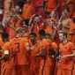 Memphis Depay dan rekan setimnya merayakan gol pertama Belanda ke gawang Austria pada laga Grup C Euro 2020 di Johan Cruyff Arena, Amsterdam, Belanda, Jumat (18/6/2021) dini hari WIB. (Dean Mouhtaropoulous/ Pool via AP)