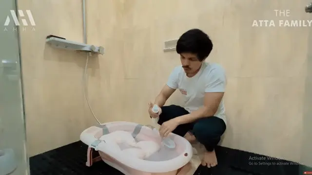 Momen Atta Halilitar memandikan Ameena. (Foto: YouTube/AH)