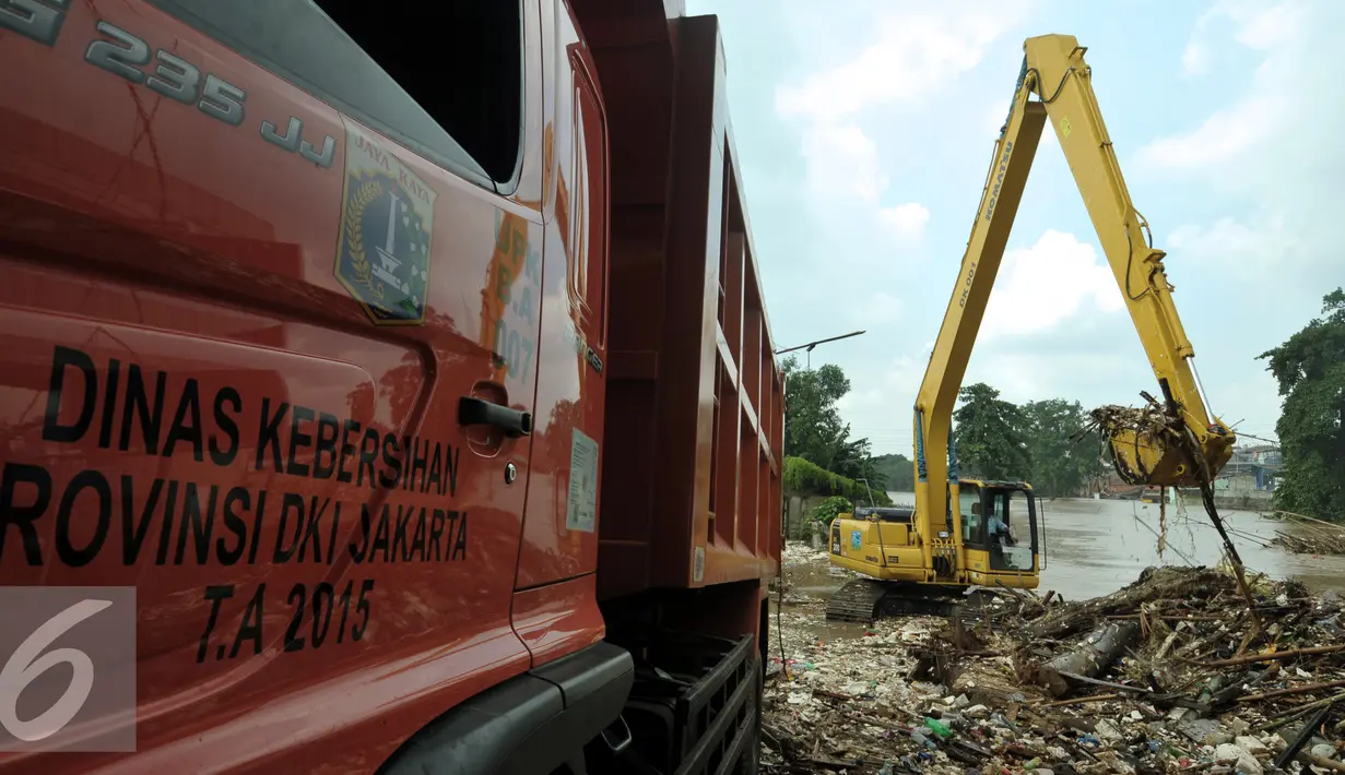 Alat berat dan truk mengangkut tumpukan sampah di pinggir kali Ciliwung Rawajati, Jakarta, Selasa (8/3/2016). Hujan yang mengguyur Bogor dua hari terakhir mengakibatkan banjir kiriman yang disertai sampah batang bambu. (Liputan6.com/Helmi Fithriansyah)