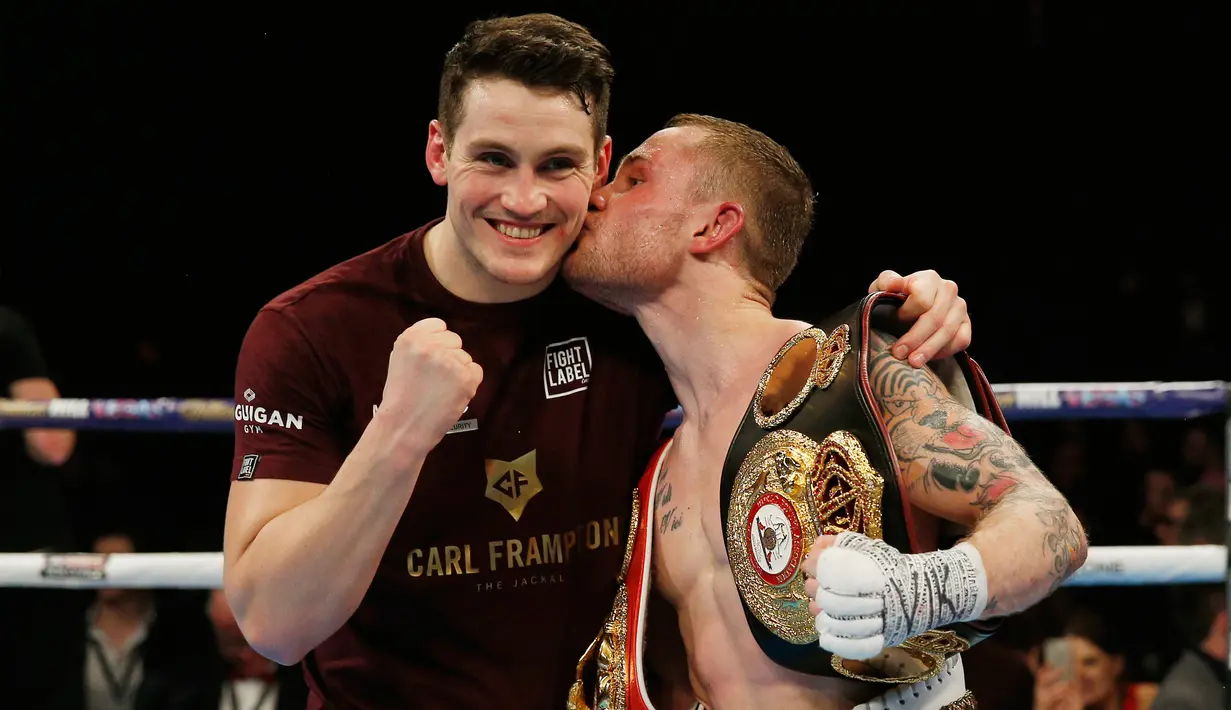 Petinju Carl Frampton saat mencium pelatihnya usai memenangkan gelar tinju kelas Bantam di Manchester Arena, (27/2). Carl kini memegang sabuk juara IBF dan WBA judul super bantam. (Reuters / Andrew Couldridge)