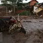 Sisa puing bangunan rumah roboh akibat diterjang banjir bandang aliran Sungai Ciamanuk di Kampung Cimacan, Kecamatan Tarogong, Kabupaten Garut, Jawa Barat, Kamis (22/9). (Liputan6.com/Johan Tallo)