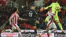 Sepakan David Silva (tengah) melewati adangan kiper Stoke City, Jack Butland pada lanjutan Premier League di Bet 365 Stadium, Stoke, (13/3/2018). Manchester City menang 2-0. (AFP/Paul Ellis)