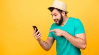 Sedang tertawa melihat pesan lucu / Sumber: iStockphoto