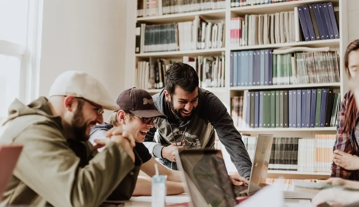 Orang yang bahagia mengelilingi diri mereka dengan orang-orang yang juga bahagia, bisa membangun kepercayaan diri, merangsang kreativitas, dan sangat menyenangkan. Foto: unsplash.com.