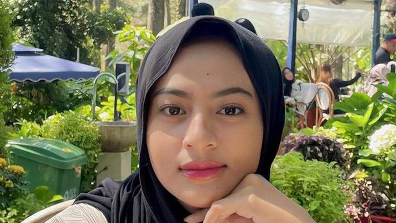 Begini penampilan Nilam tanpa menggunakan baju dinas. Ia tampak cantik dan modis.