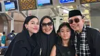 Inilah momen spesial Ayu Ting Ting mengantarkan Abdul Rozak dan Umi Kalsum berangkat umroh. Ternyata ibu Ayu sengaja mengajak calon besan atau ibu Lettu Fardhana ke tanah suci. (Liputan6.com/IG/@mom_ayting92_)