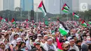 Para pedagang pun tidak mau ketinggalan momen. Mereka menjual atribut dan bendera Palestina untuk massa aksi. (Liputan6.com/Faizal Fanani)