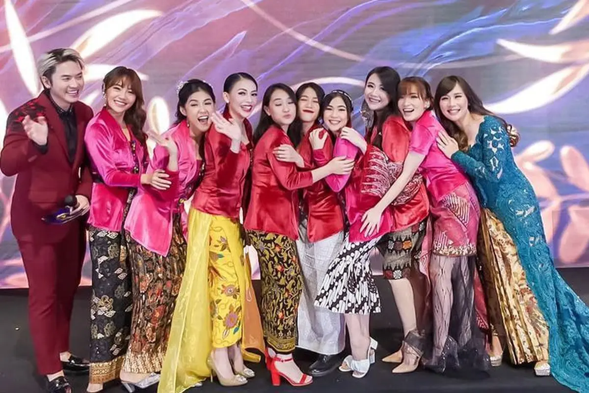 Gaya 9 Anggota Cherrybelle Kompak Kenakan Kebaya