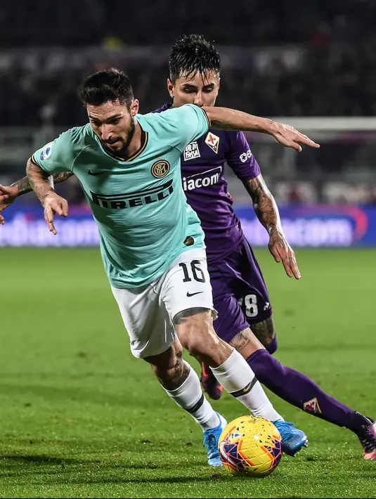 Pemain depan Inter Milan Matteo Politano (kiri) membawa bola dari kawalan gelandang Erick Pulgar selama pertandingan lanjutan Liga Serie A Italia di stadion Artemio-Franchi di Florence (15/12/2019). Inter Milan bermain imbang 1-1 atas Fiorentina. (AFP Photo/Monteforte)