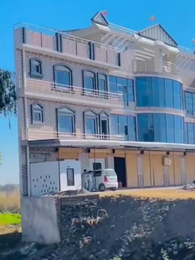 Dari Depan Bak Istana, Tampak Samping Rumah Ini Bentuknya Setipis Tisu