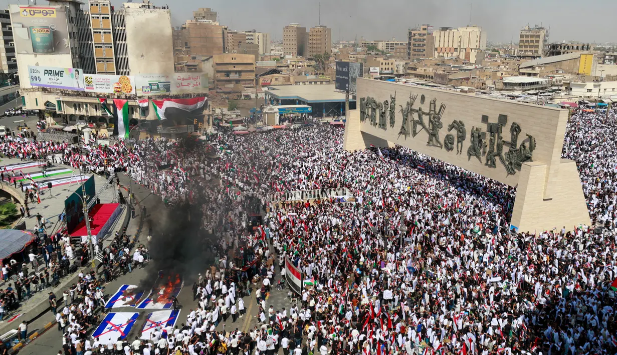 Massa juga membakar bendera Israel. (Ahmad Al-rubaye/AFP)