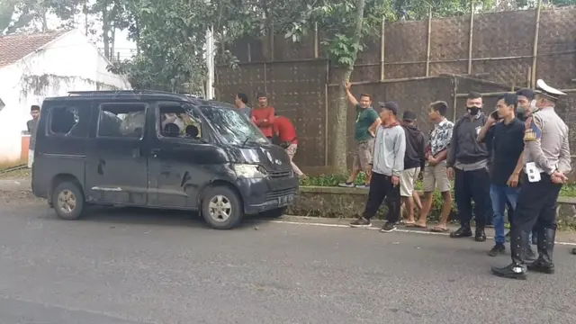 Sejumlah petugas Satlantas Polres Tasikmalaya langsung ke lokasi kejadian pengrusakan sebuah mini bus yang diduga travel gelap pembawa pemudik asal Tasikmalaya.