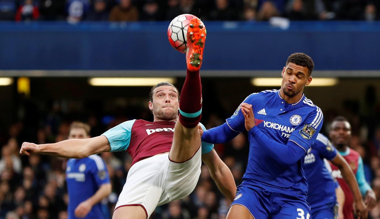 Aksi pemain West Ham United, Andy Carrol (kiri), saat melawan Chelsea dalam lanjutan Liga Inggris di Stadion Stamford Bridge, London, Sabtu (19/3/2016). (Reuters/John Sibley)