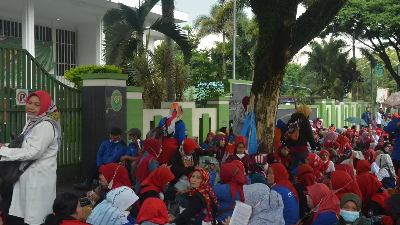 Unsur Serikat Pekerja (buruh), lanjut dia, menolak PP 51 tahun 2023 sebagai acuan penetapan UMP, dan mengusulkan penggunaan 64 Komponen Hidup Layak (KHL) sehingga mengajukan nilai UMP sebesar Rp4.149.296.<br><br>