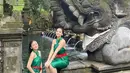 Pura Tirta Empul Tampaksiring, sebuah situs wisata religi yang sudah sangat terkenal di kalangan wisatan di Bali. Sudah banyak selebriti Indonesia yang berkunjung ke Pura ini untuk mengikuti sarana ritual. Dalam menjalani ritualnya, Valerie dan Dini pun tampil mengenakan busana kain berwarna hijau. (Liputan6.com/IG/@valtifanka)