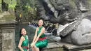 Pura Tirta Empul Tampaksiring, sebuah situs wisata religi yang sudah sangat terkenal di kalangan wisatan di Bali. Sudah banyak selebriti Indonesia yang berkunjung ke Pura ini untuk mengikuti sarana ritual. Dalam menjalani ritualnya, Valerie dan Dini pun tampil mengenakan busana kain berwarna hijau. (Liputan6.com/IG/@valtifanka)