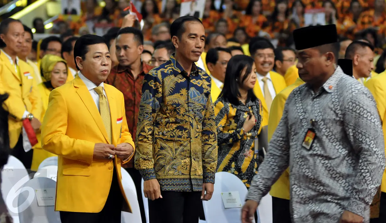 Presiden Jokowi berdiri disamping Ketum Golkar Setya Novanto saat menghadiri Penutupan Rapimnas I Partai Golkar 2016 di Istora Senayan, Jakarta, Kamis (28/7). Sejumlah pimpinan lembaga, menteri dan pimpinan partai turut hadir. (Liputann6.com/Johan Tallo)