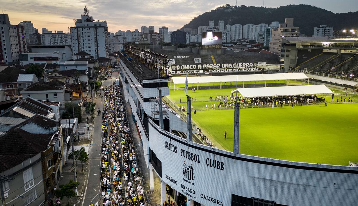 Warga berbondong-bondong ke markas Santos untuk memberikan penghormatan terakhir kepada legenda sepakbola Brasil, Pele. (AP Photo/Matias Delacroix)